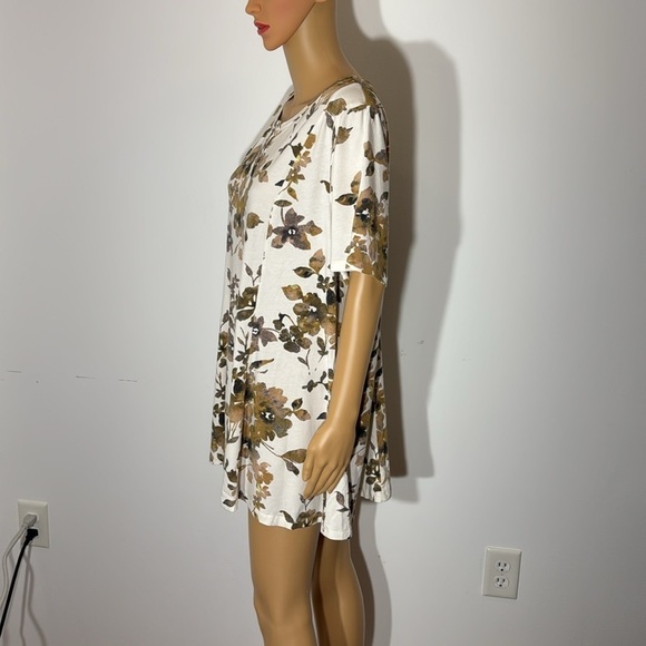 Women’s Set of Two V-Neck Short Sleeve Shirts - XL - Picture 3 of 12